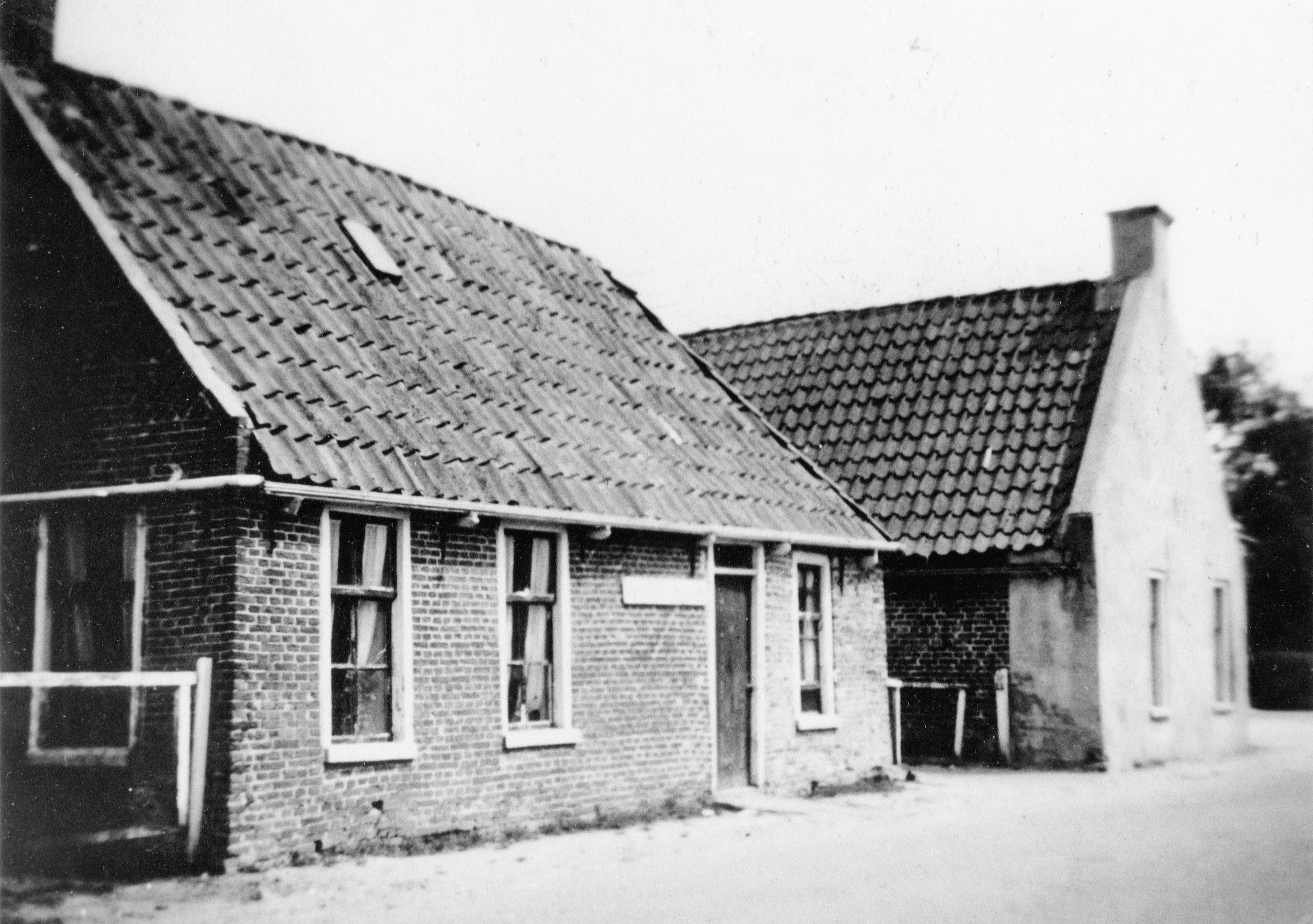 Twee panden in de Molenstraat. Het achterste pand is een zgn Sarrieshut, 1941. De panden zijn later afgebroken. 